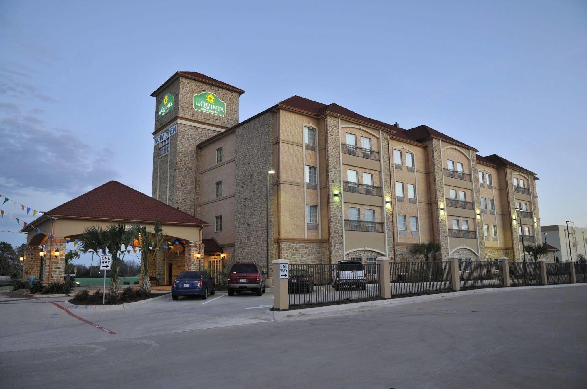 La Quinta By Wyndham Dallas Grand Prairie South Hotel Exterior photo